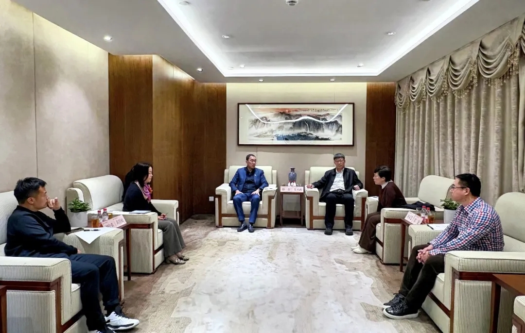 滕磊与中林时代控股有限公司党委书记、董事长、总经理姜圣波举行工作座谈